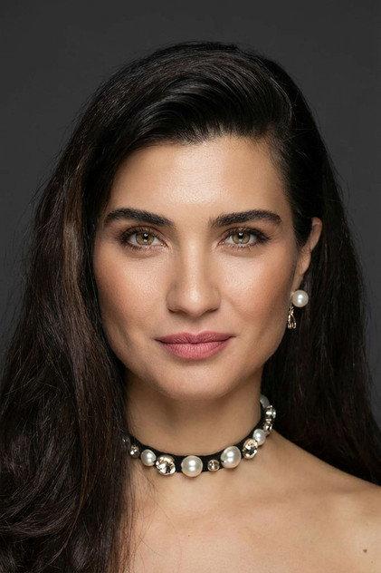 Tuba Büyüküstün - Actor Profile Photo