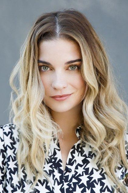 Annie Murphy - Actor Profile Photo