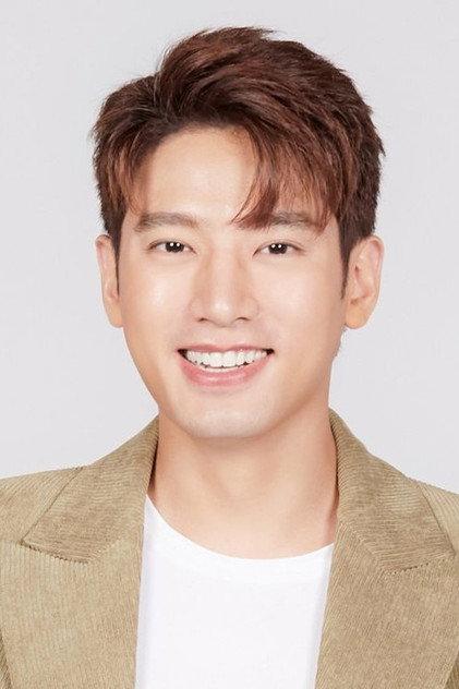 Varakorn Sawasakorn - Actor Profile Photo