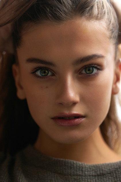 Zoë Pastelle Holthuizen - Actor Profile Photo