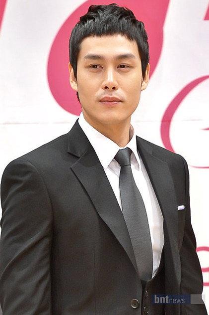 Song Yoo-ha - Actor Profile Photo