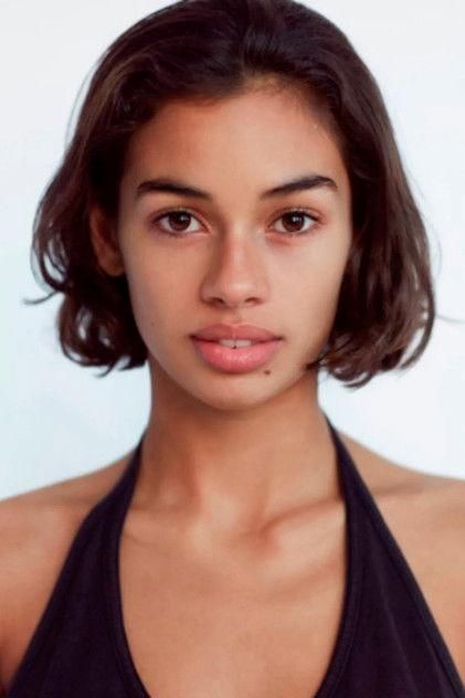 Nia Towle - Actor Profile Photo