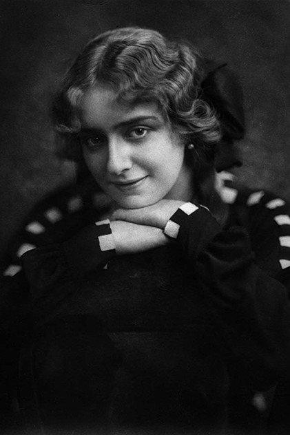 Lotte Neumann - Actor Profile Photo