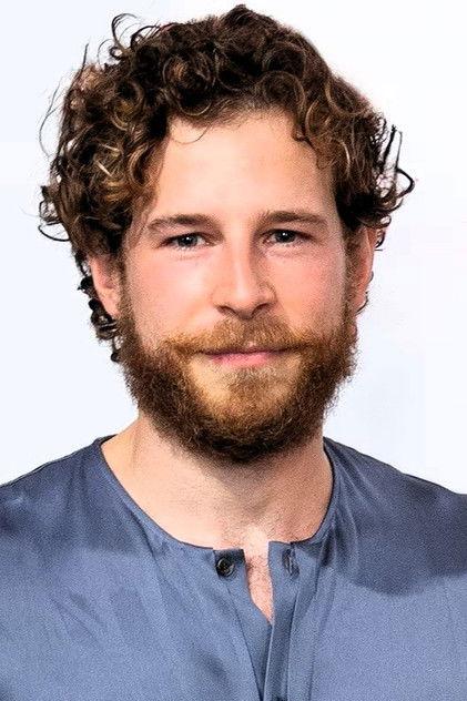 Álvaro Cervantes - Actor Profile Photo