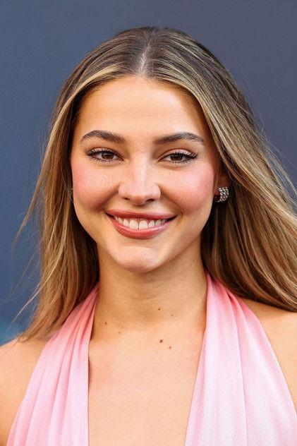 Madelyn Cline - Actor Profile Photo