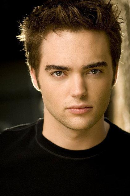 Drew Tyler Bell - Actor Profile Photo