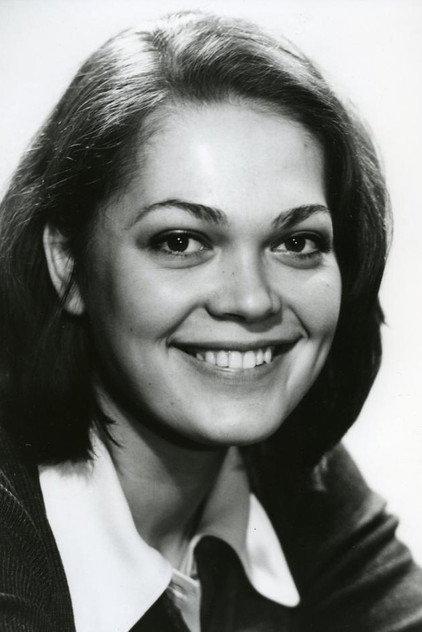 Elle Kull - Actor Profile Photo