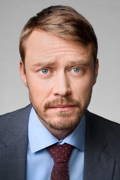 Michael Dorman - Actor Profile Photo