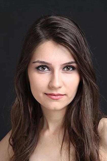 Esra İşgüzar - Actor Profile Photo