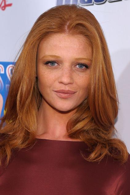 Cintia Dicker - Actor Profile Photo