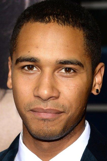 Elliot Knight - Actor Profile Photo