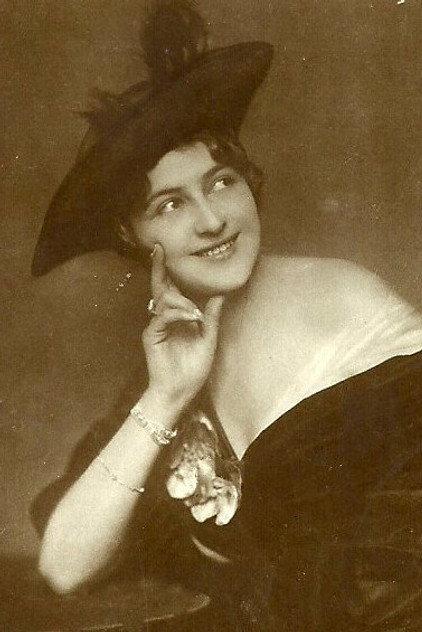 Mela Schwarz - Actor Profile Photo