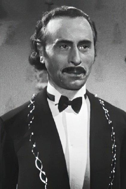 Etienne Decroux - Actor Profile Photo