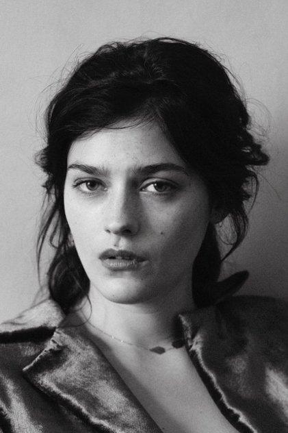 Amber Anderson - Actor Profile Photo