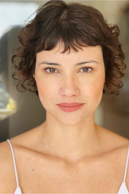 Aline Flores - Actor Profile Photo