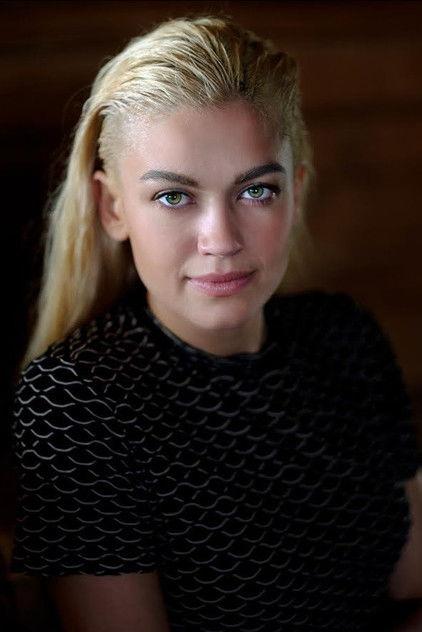 Julia Maxwell - Actor Profile Photo