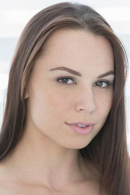 Aidra Fox - Actor Profile Photo