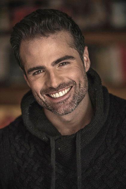 Roberto Manrique - Actor Profile Photo