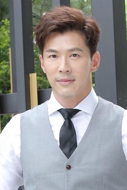 Huang Shaoqi - Actor Profile Photo