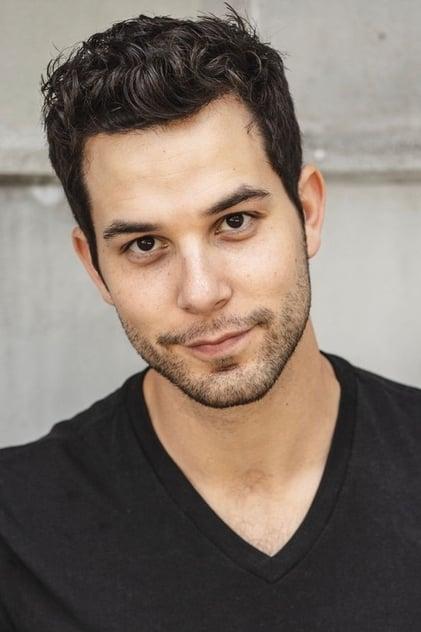 Skylar Astin - Actor Profile Photo