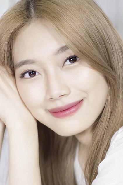Desy Genoveva - Actor Profile Photo