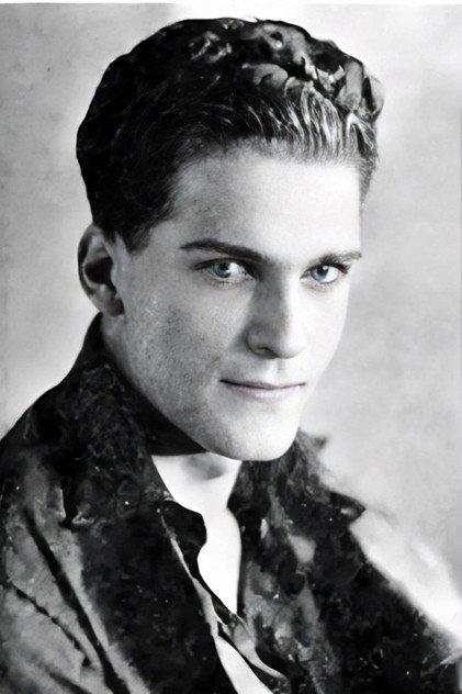 Elliot Sparling - Actor Profile Photo