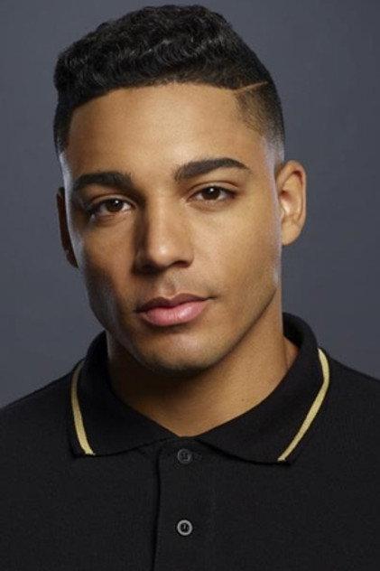 Michael Evans Behling - Actor Profile Photo