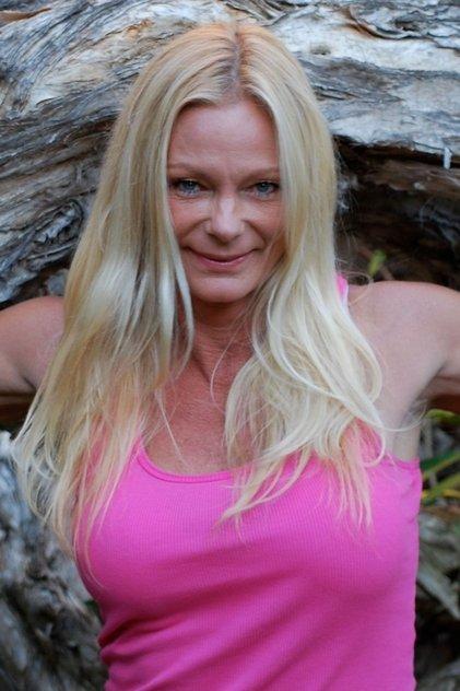 Raye Hollitt - Actor Profile Photo