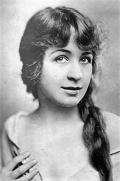 Helen MacKellar - Actor Profile Photo