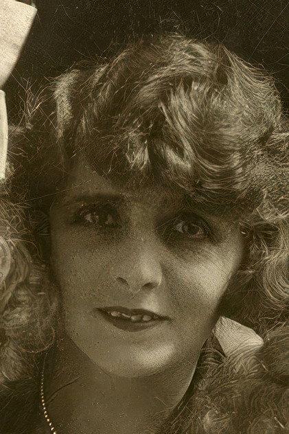 Violette Jyl - Actor Profile Photo