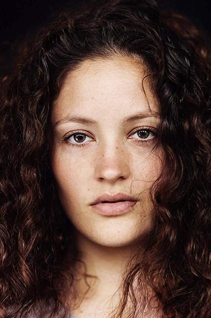 Anina Mutter - Actor Profile Photo