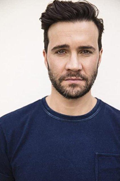 Gil McKinney - Actor Profile Photo