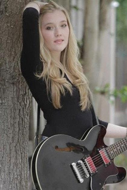 Chloé Caroline - Actor Profile Photo