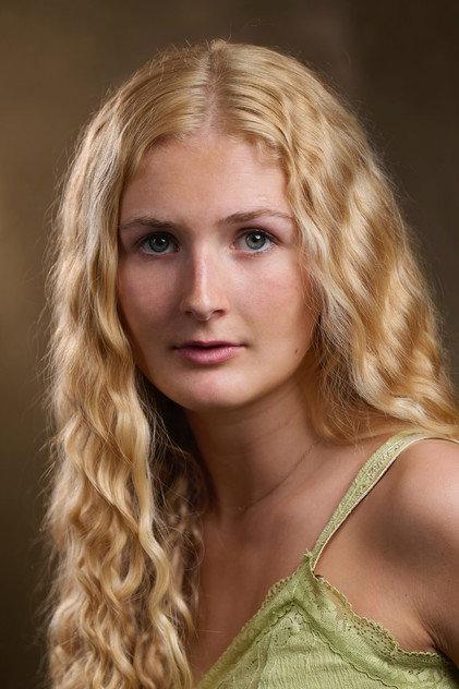Robyn Dilnot - Actor Profile Photo