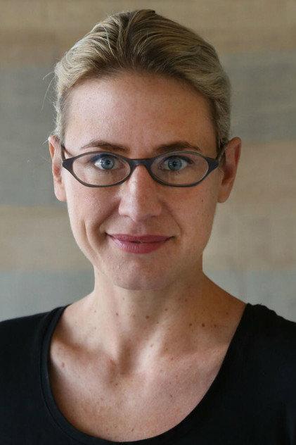 Linsey McGoey - Actor Profile Photo