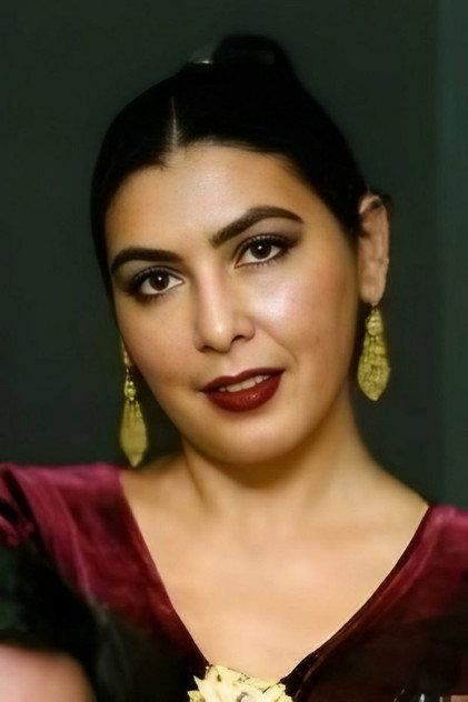 Lari Khitana - Actor Profile Photo