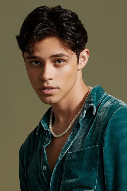 Alex Hoyer - Actor Profile Photo