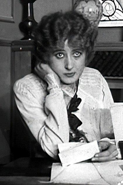 Suzanne Delvé - Actor Profile Photo