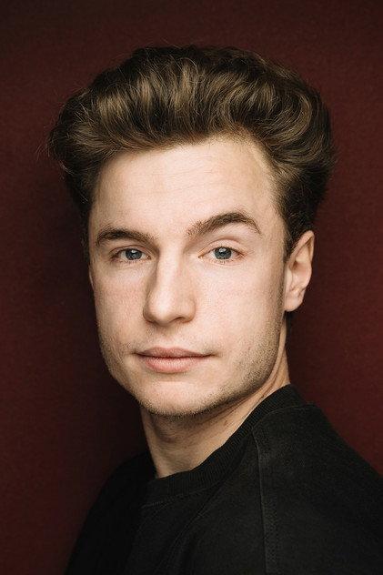 Oskar Hes - Actor Profile Photo
