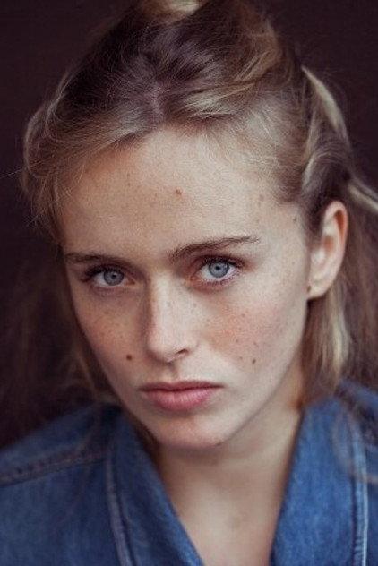 Alienor Bouvier - Actor Profile Photo