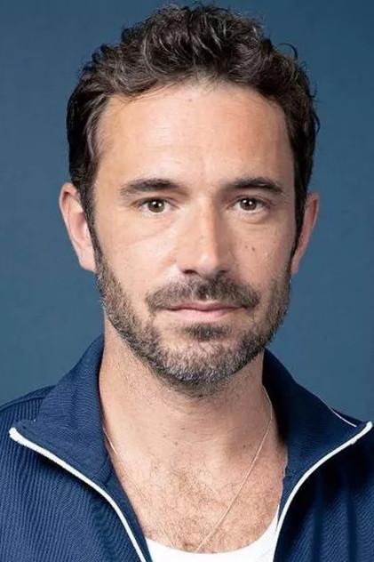 Oliver Farnworth - Actor Profile Photo