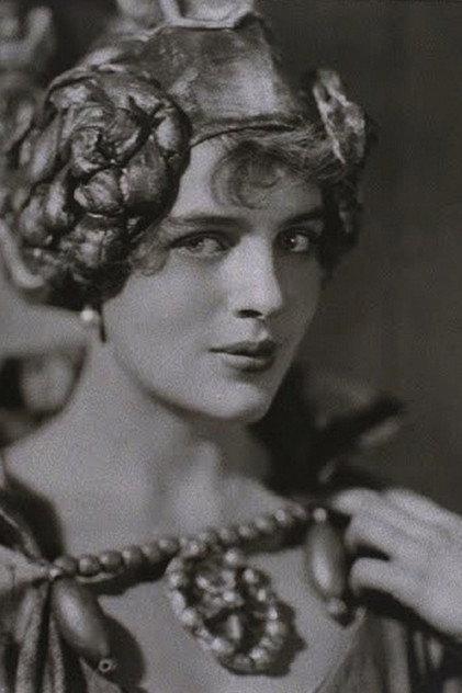 Rosamond Pinchot - Actor Profile Photo
