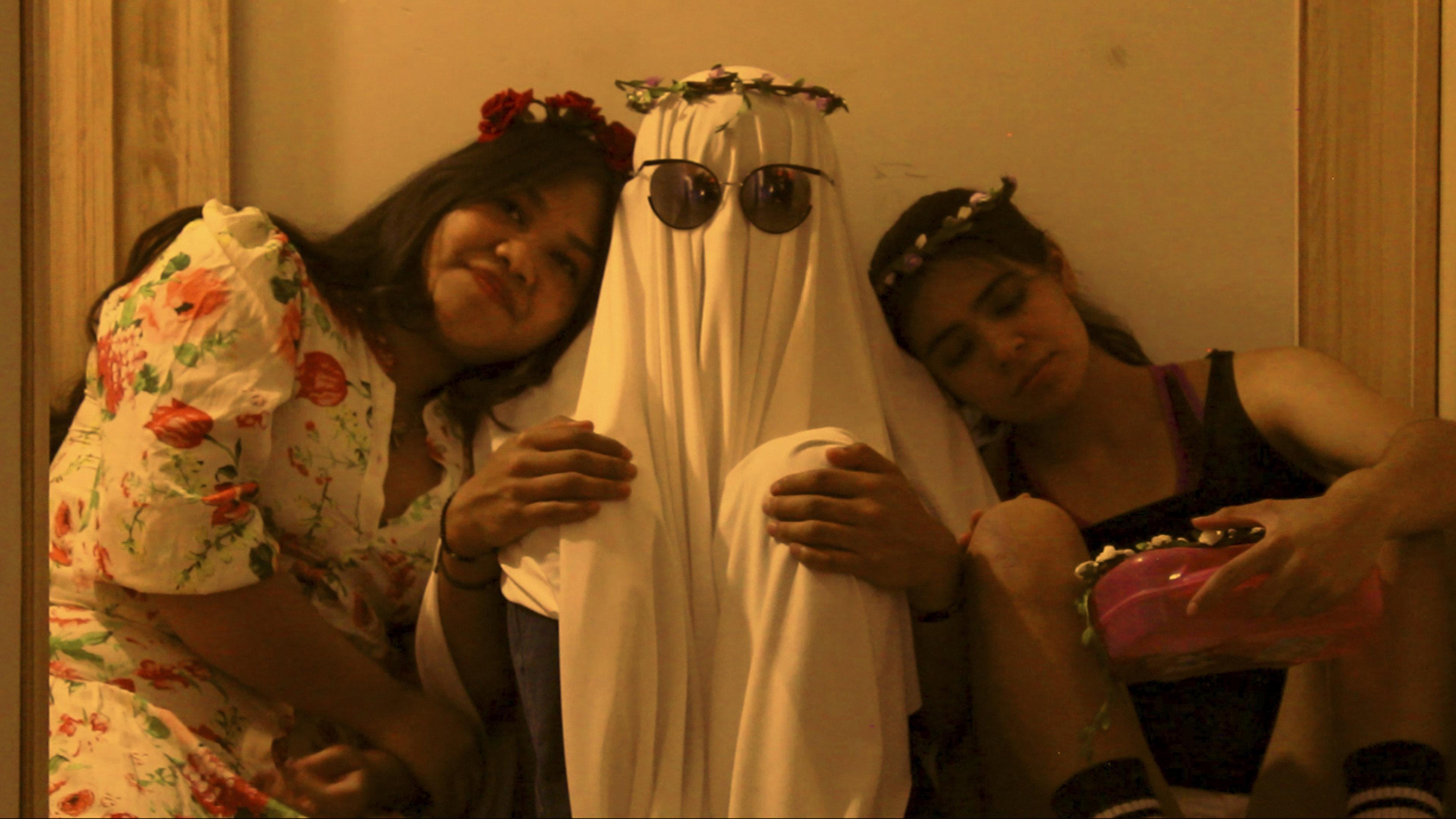 Rosas y Fantasmas 2024 movie scene