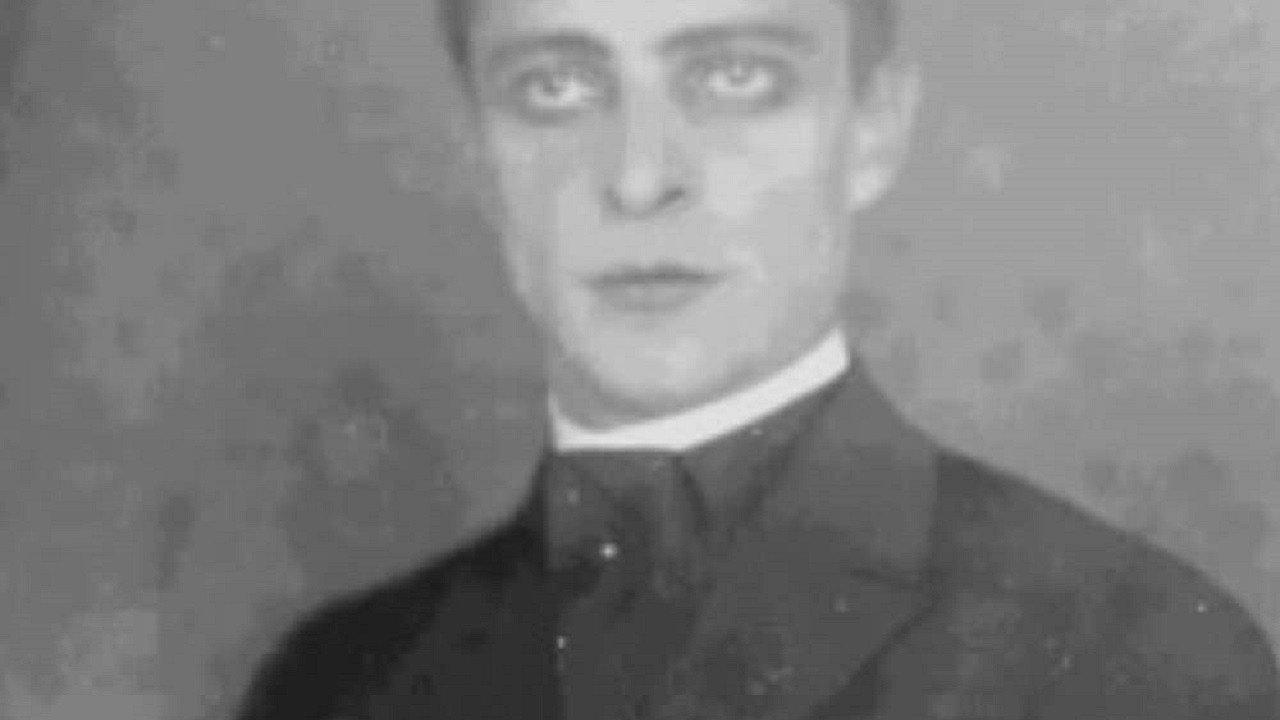 The man in the background 1922 movie scene