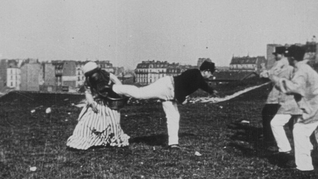 Les boxeurs et le spectateur trop curieux puni 1897 movie scene