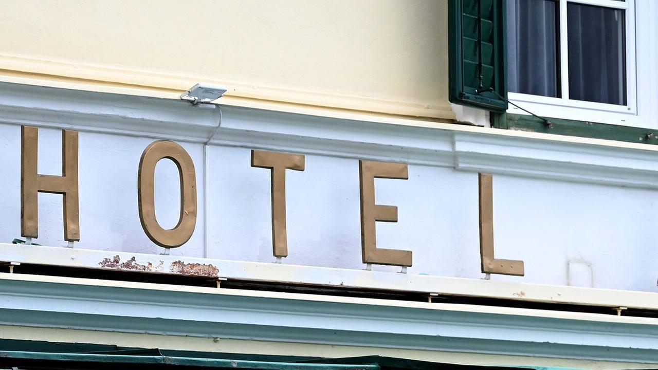Alltagsgeschichte – Menschen im Hotel 2001 movie scene