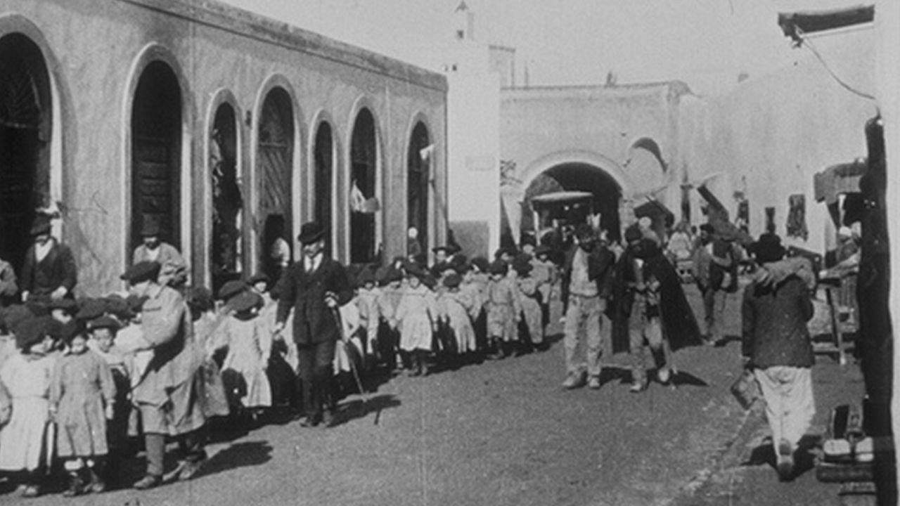 Rue et porte Bab-el-Khadra 1896 movie scene
