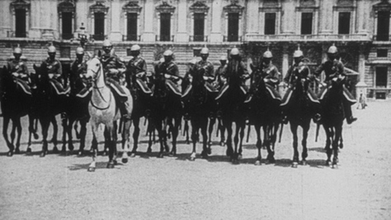 Garde descendante du palais royal 1896 movie scene