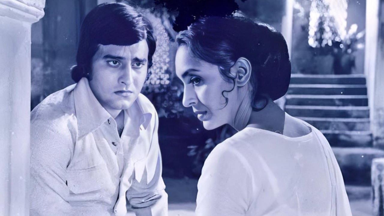 Main Tulsi Tere Aangan Ki 1978 movie scene