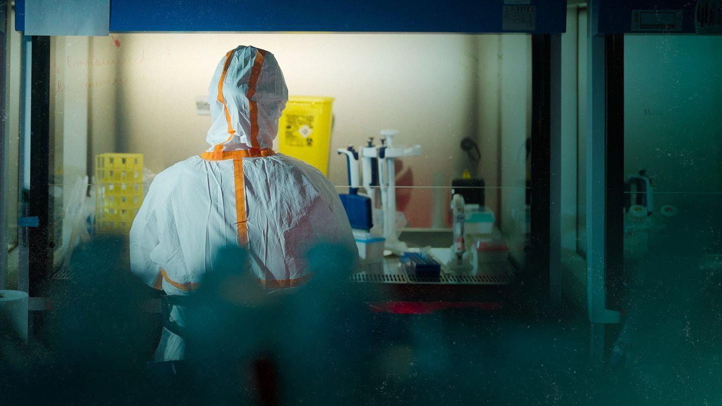 Covid, le secret des origines 2025 movie scene